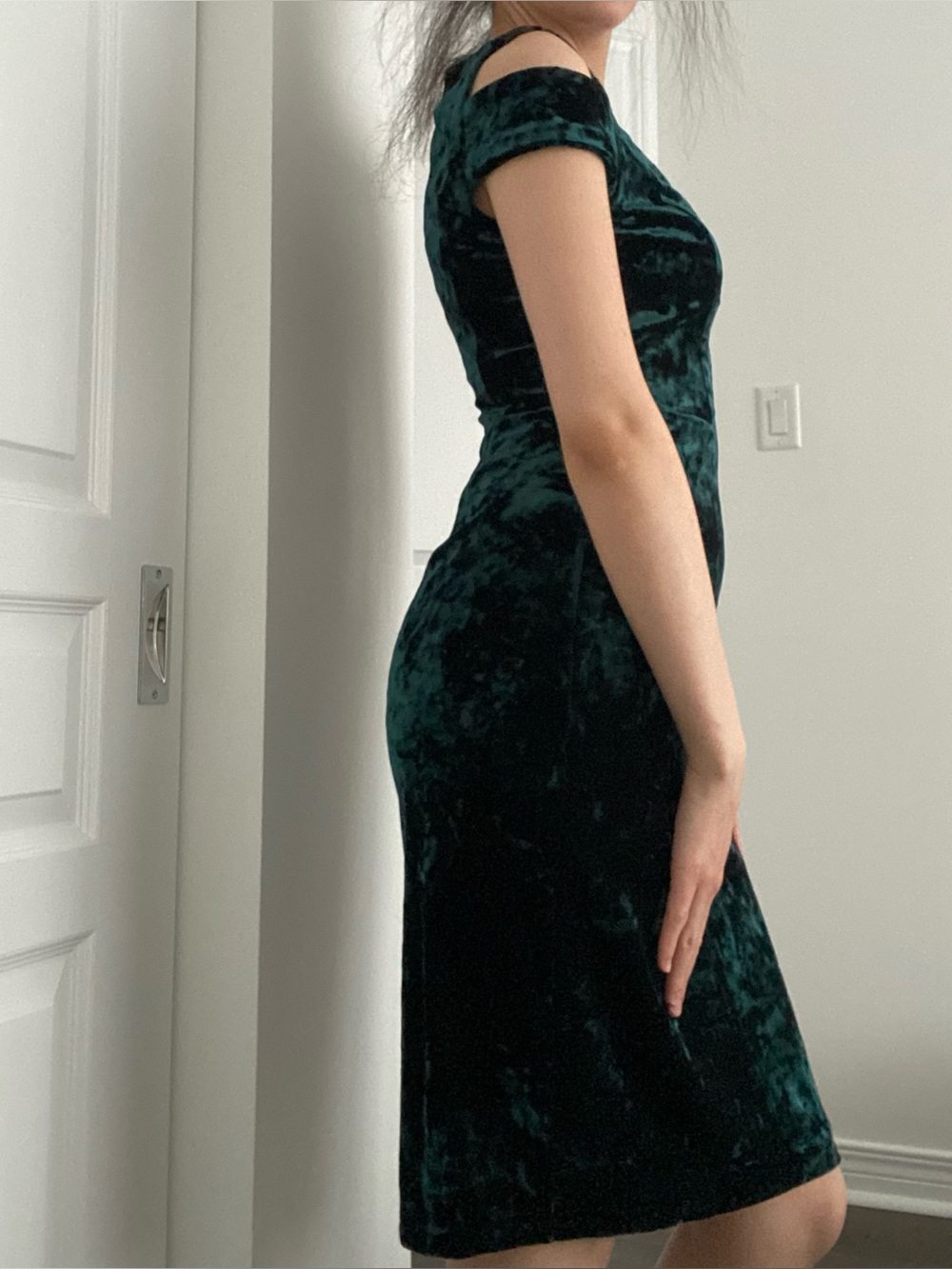 Vince Camuto Emerald Green Cold Shoulder Crushed Velvet Sheath Dress - Picture 4 of 10